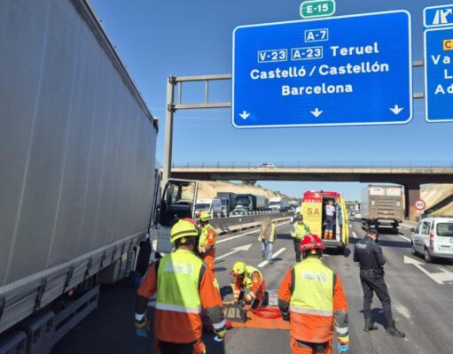 Un conductor queda atrapado en plena A-7 tras un choque en Paterna