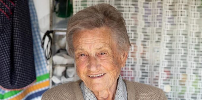 Se va Angelita, una vida entera en las cuevas de Paterna