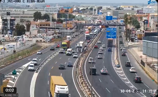 Imagen de tráfico intenso en la A-3 a la altura de Riba-roja tras un accidente que obliga a cortar varios carriles en dirección a Valencia.