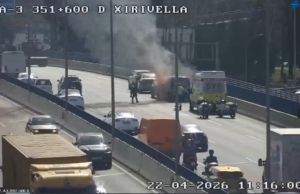 Un incendio tras un choque desata el colapso en la A-3 en cuestión de minutos