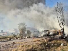 Un camión abandonado arde en Mislata y provoca una gran humareda