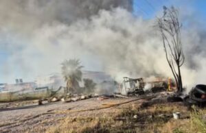 Un camión abandonado arde en Mislata y provoca una gran humareda