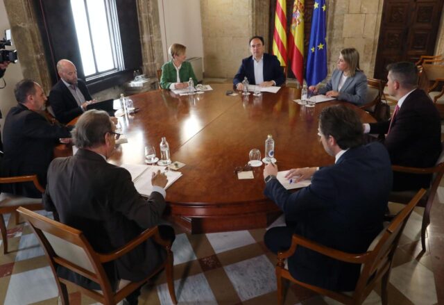 El_President_Perez_Llorca_se_Reune_con_ASCER_para_Abordar_la_Situacion_del_Sector_del_Azulejo_en_Valencia.jpg
