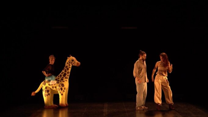 El Teatro Rialto presenta ‘Les girafes dormen dretes’ de la compañía La Subterránea