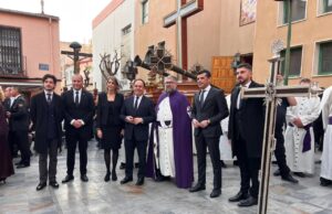 Juanfran Pérez Llorca asiste a la emblemática procesión del Santo Entierro en Crevillent durante la Semana Santa