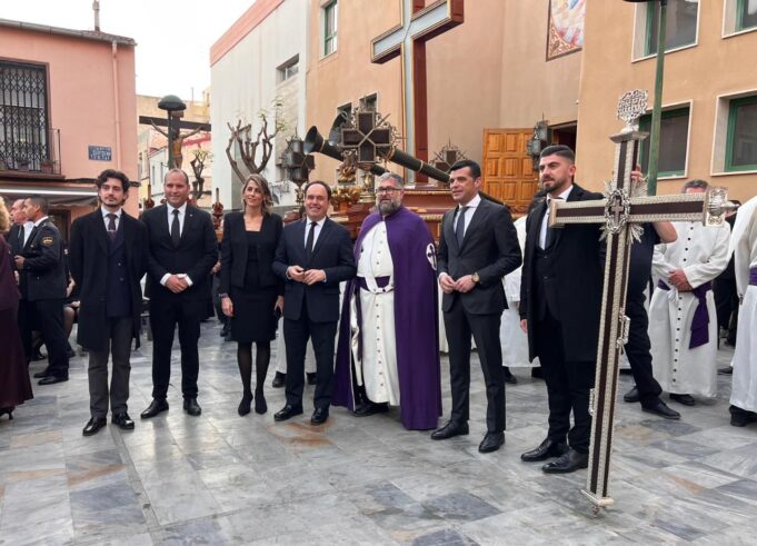 Juanfran Pérez Llorca asiste a la emblemática procesión del Santo Entierro en Crevillent durante la Semana Santa