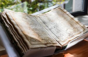 La Policía Localiza un Manuscrito del Siglo XVII del Colegio del Arte Mayor de la Seda en Valencia