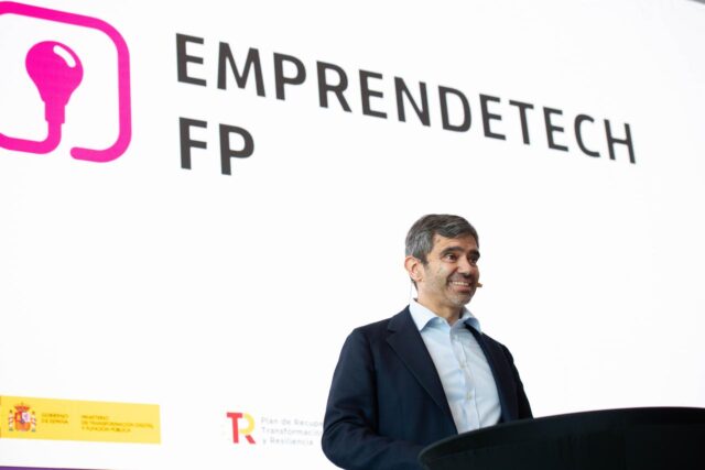 Alumnos_del_IES_Vinalopo_de_Novelda_Son_Galardonados_por_su_Innovador_Gemelo_Digital_para_Evaluacion_de_Vehiculos.jpg