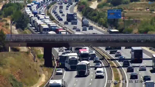 Las retenciones alcanzaron varios kilómetros en la A-7 a la altura de Moncada tras un accidente que obligó a ralentizar la circulación en sentido Castelló.