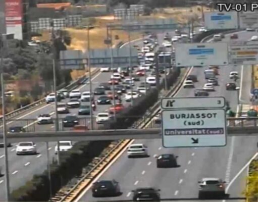 Burjassot: un accidente colapsa la CV-35 en plena entrada a Valencia
