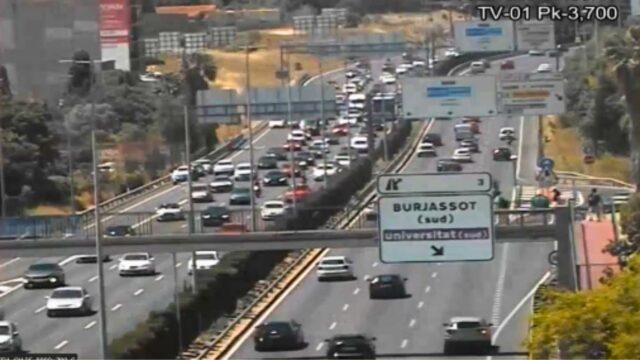 Las retenciones alcanzaron dos kilómetros en la CV-35 a la altura de Burjassot tras un accidente que complicó la entrada a Valencia.