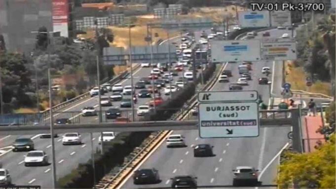 Burjassot: un accidente colapsa la CV-35 en plena entrada a Valencia