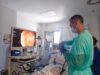 El Hospital de Manises efectúa su primer trasplante de microbiota fecal para combatir infecciones intestinales graves