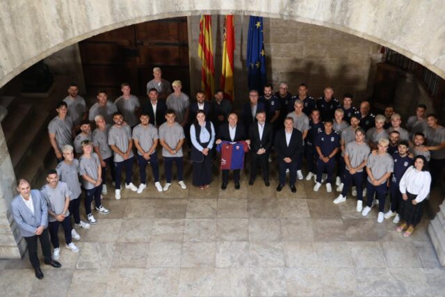 El_president_Perez_Llorca_homenajea_al_Club_Deportivo_Eldense_por_su_ascenso_a_la_Segunda_Division.jpg