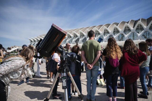La_Ciutat_de_les_Arts_i_les_Ciencies_ofrece_una_observacion_solar_gratuita_con_telescopios.jpg