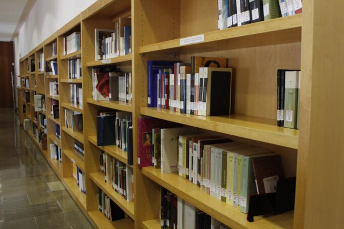 La Generalitat Valenciana entrega mil libros a bibliotecas para promover la cultura local