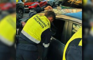 VÍDEO | “Mi bebé se quedó encerrado en el coche por accidente”. Actuación crucial de los bomberos en el rescate de un bebé de un vehículo