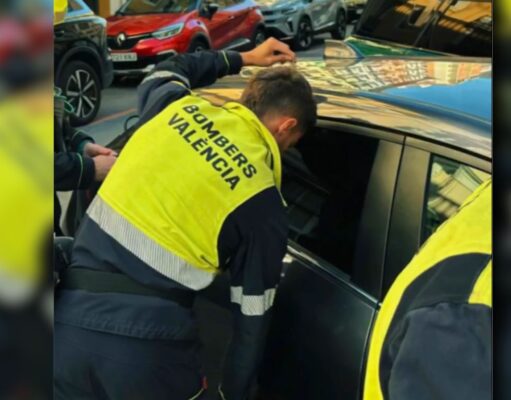 VÍDEO | “Mi bebé se quedó encerrado en el coche por accidente”. Actuación crucial de los bomberos en el rescate de un bebé de un vehículo