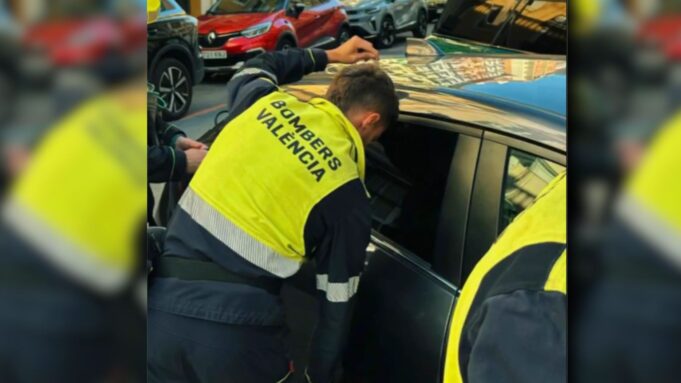 VÍDEO | “Mi bebé se quedó encerrado en el coche por accidente”. Actuación crucial de los bomberos en el rescate de un bebé de un vehículo