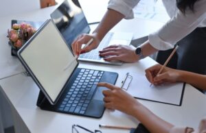 El ecosistema de inteligencia artificial empresarial evoluciona hacia estructuras híbridas