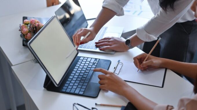 El ecosistema de inteligencia artificial empresarial evoluciona hacia estructuras híbridas