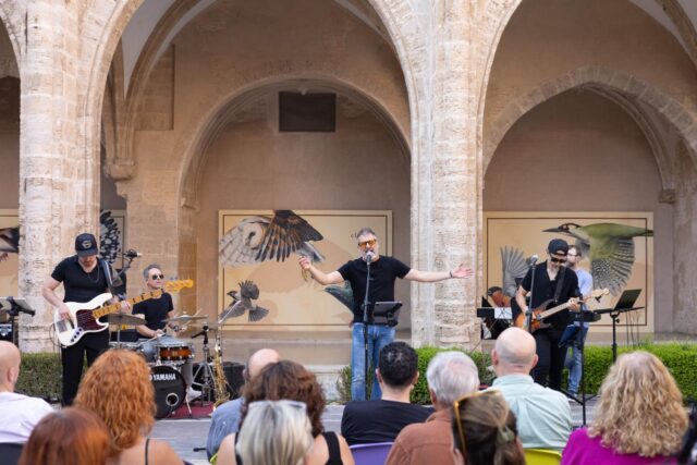 El_Centre_del_Carme_clausura_su_ciclo_Encuentros_en_el_Carmen_con_un_homenaje_a_la_musica_pop-rock_de_los_anos_80.jpg