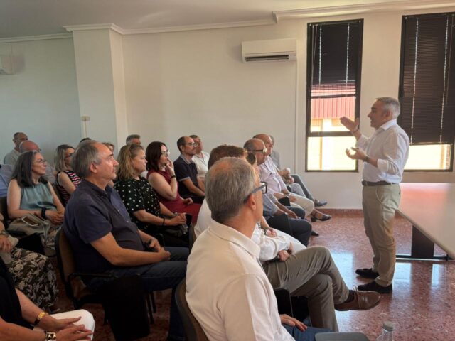 El_conseller_Barrachina_subraya_la_importancia_de_las_Oficinas_Comarcales_Agrarias_en_la_integracion_de_jovenes_agricultores_en_el_campo_valenciano.jpg
