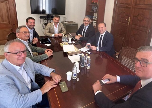 Jose_Diez_se_reune_con_representantes_de_INNOCONSTRUC_para_fomentar_la_innovacion_en_la_construccion.jpg