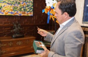 Juanfran Pérez Llorca recibe el tradicional ‘pomell’ del Corpus en Valencia