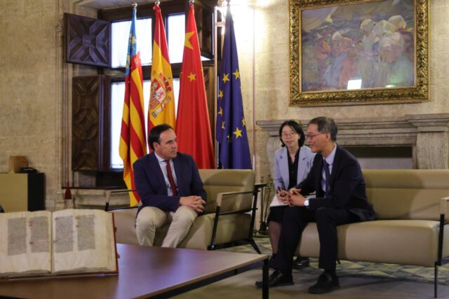 Juanfran_Perez_Llorca_se_reune_con_el_embajador_de_China_en_Espana_para_fortalecer_lazos_comerciales_y_culturales.jpg