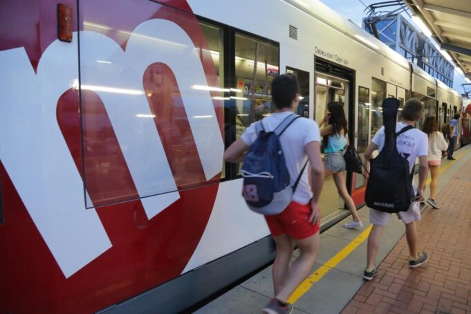 Metrovalencia Extiende Su Servicio Durante la Noche de San Juan para Facilitar el Acceso a las Playas