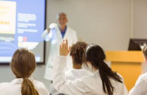 El crecimiento de las plazas MIR no cubre las necesidades del sistema sanitario español