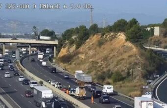 Un accidente colapsa la A-7 a su paso por Paterna