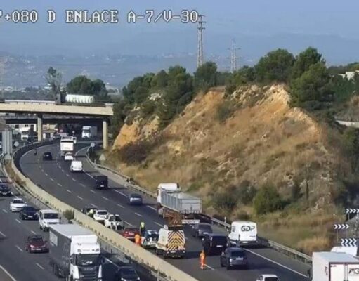 Un accidente colapsa la A-7 a su paso por Paterna