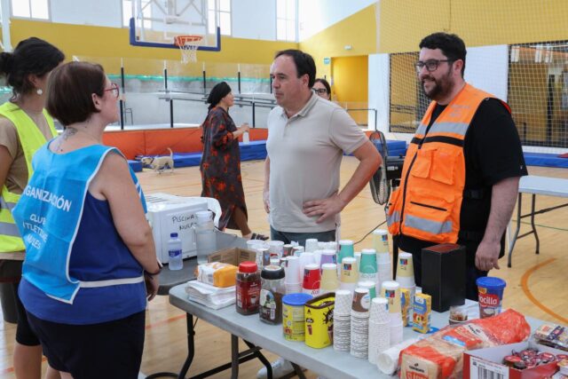 El_President_Perez_Llorca_visita_puntos_de_atencion_para_afectados_por_el_incendio_en_La_Vall_dUixo.jpg