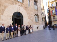 Juanfran Pérez Llorca rinde homenaje a las víctimas del accidente de Metrovalencia en un emotivo minuto de silencio