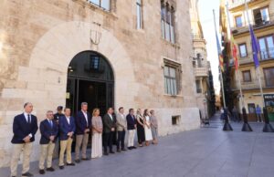 Juanfran Pérez Llorca rinde homenaje a las víctimas del accidente de Metrovalencia en un emotivo minuto de silencio