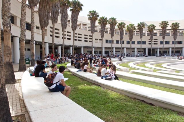La_Generalitat_de_Valencia_Congela_Precios_Publicos_Universitarios_y_Aumenta_la_Inversion_en_Becas_para_el_Proximo_Curso.jpg