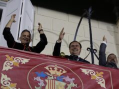 La Gloriosa Enseña del Oriol se exhibe en Orihuela con la presencia de Pérez Llorca