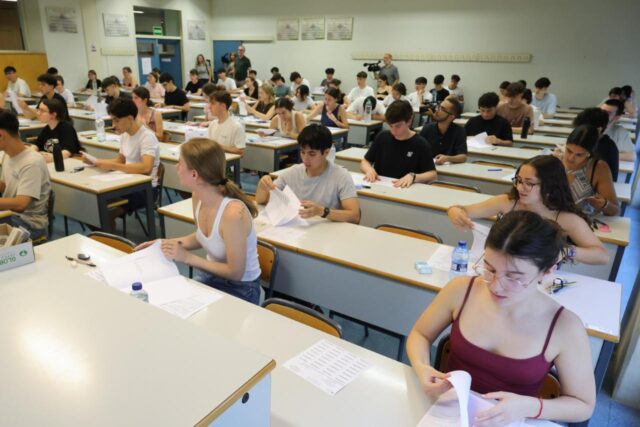 Las_notas_de_corte_para_grados_universitarios_en_la_Comunidad_Valenciana_descienden_hasta_0373_puntos_en_la_segunda_adjudicacion.jpg