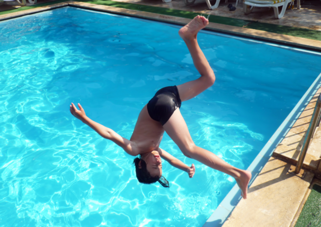 Los_especialistas_del_Hospital_La_Fe_alertan_sobre_el_riesgo_de_tetraplejia_por_zambullidas_imprudentes_en_verano.png