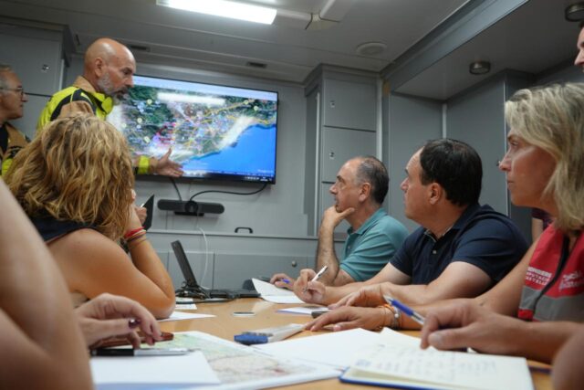Mas_de_450_efectivos_y_20_medios_aereos_movilizados_por_la_Generalitat_para_controlar_el_incendio_en_La_Vall_dUixo.jpg