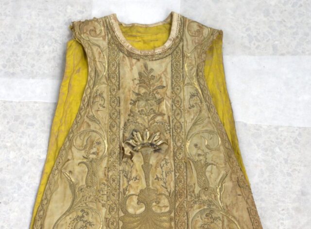El_IVCRi_concluye_la_restauracion_de_textiles_liturgicos_en_Chiva_tras_la_dana_de_2024.jpg