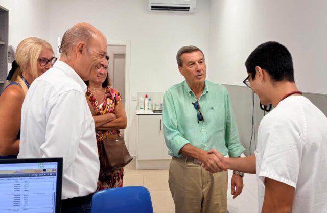 El_aumento_de_la_poblacion_en_verano_lleva_a_Sanidad_a_reforzar_el_consultorio_de_El_Perellonet_con_tres_nuevos_profesionales.jpg