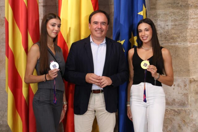 El_presidente_Perez_Llorca_aplaude_el_historico_oro_de_las_gimnastas_valencianas_Marina_Cortelles_y_Lucia_Munoz_en_el_Campeonato_del_Mundo.jpg