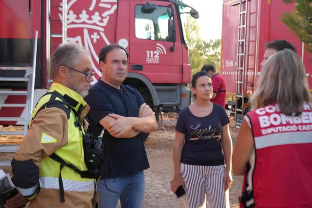 Juanfran_Perez_Llorca_supervisa_las_labores_de_extincion_del_incendio_en_Tirig_desde_el_Puesto_de_Mando_Avanzado.jpg