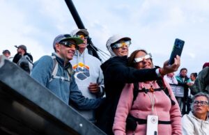 Más de 250 personas observan el eclipse solar desde el Mirador Solar de Tristaina