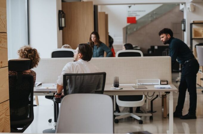 El 23,4% de los asalariados con bajo nivel formativo accede al empleo con un contrato temporal