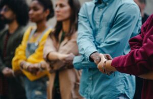 La mentoría social neutraliza el impacto del racismo en la soledad