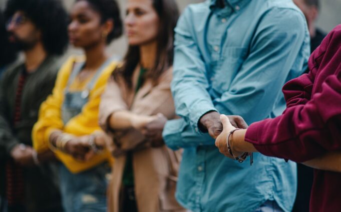 La mentoría social neutraliza el impacto del racismo en la soledad